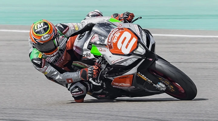 STK1000: Tamburini 1° nelle FP1 di Jerez