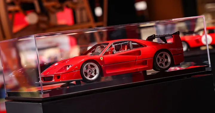 Ferrari F40 Competizione in scala 1:8 per sognare in salotto a Natale