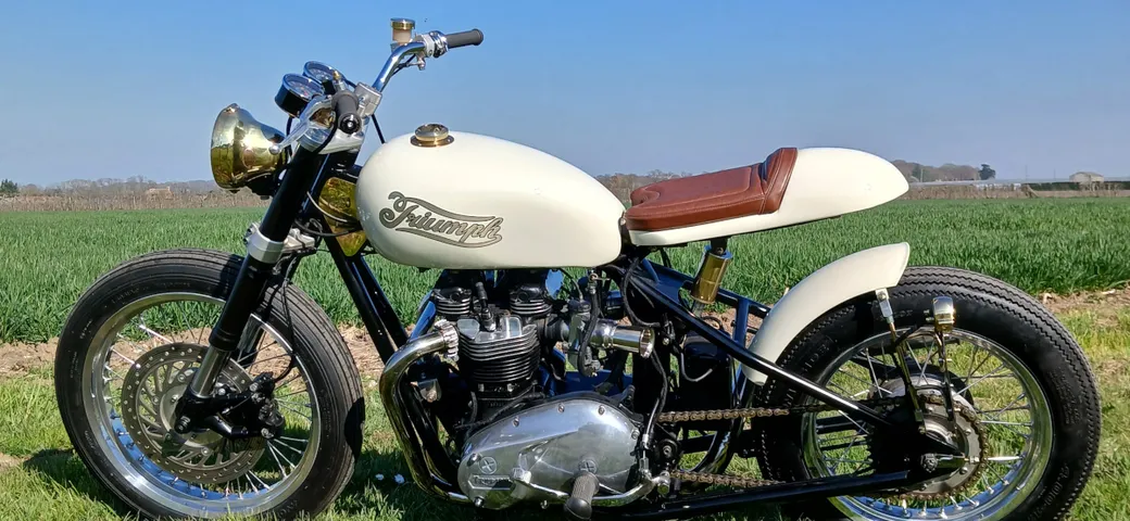 Triumph T140: da bobber disastroso a mostro custom, l’impresa di Vic Shield