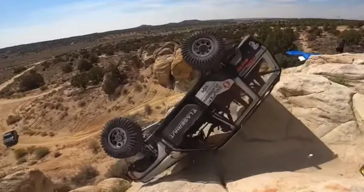 Spaventoso incidente in fuoristrada: la Jeep cade nel dirupo [Video]