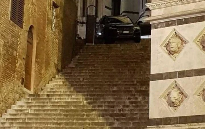 Siena: auto sulla scalinata del Duomo per l'uso sbagliato del navigatore