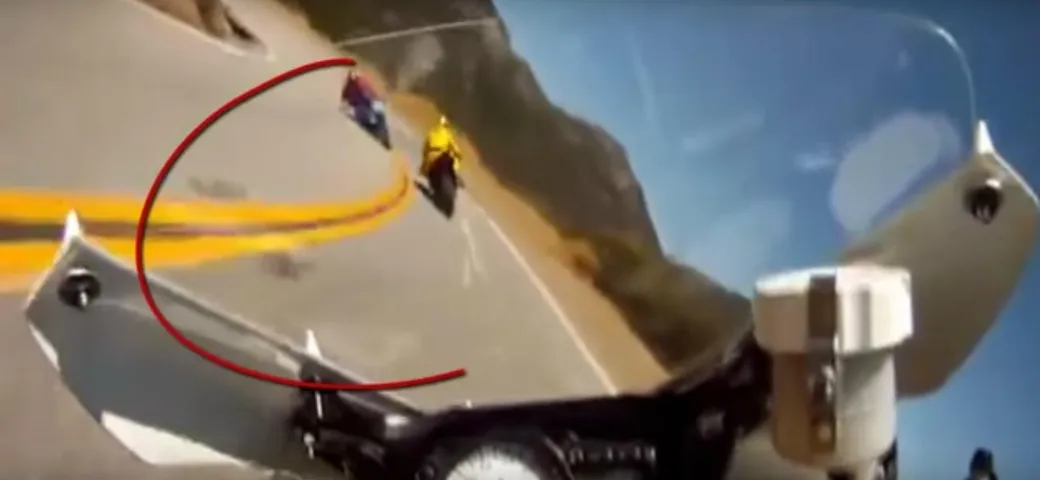 Due moto entrano in rotta di collisione frontale [Video]