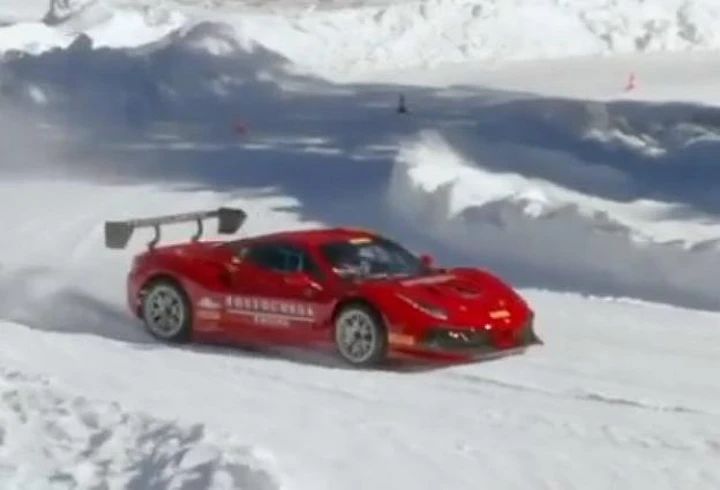 Ferrari 488 Challenge EVO: acrobazie sulla neve [Video]