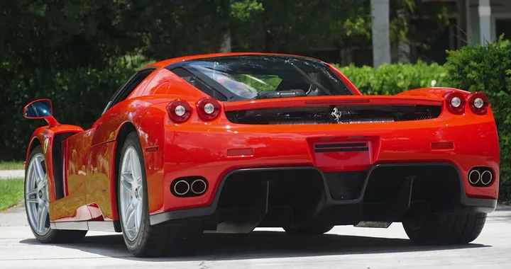 Ferrari Enzo da record: ha percorso appena 957 km e vale oltre 12 milioni di dollari