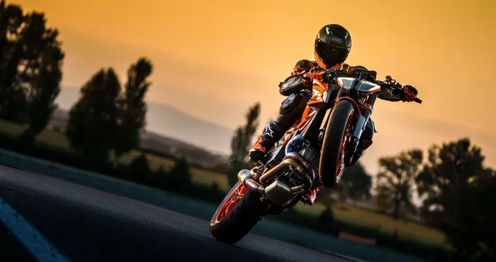 KTM svela 1290 Super Duke R 2022 e la nuova declinazione 1290 Super Duke R Evo