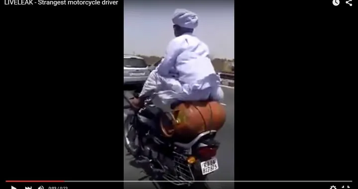 Strano motociclista in strada seduto su una bombola [Video]