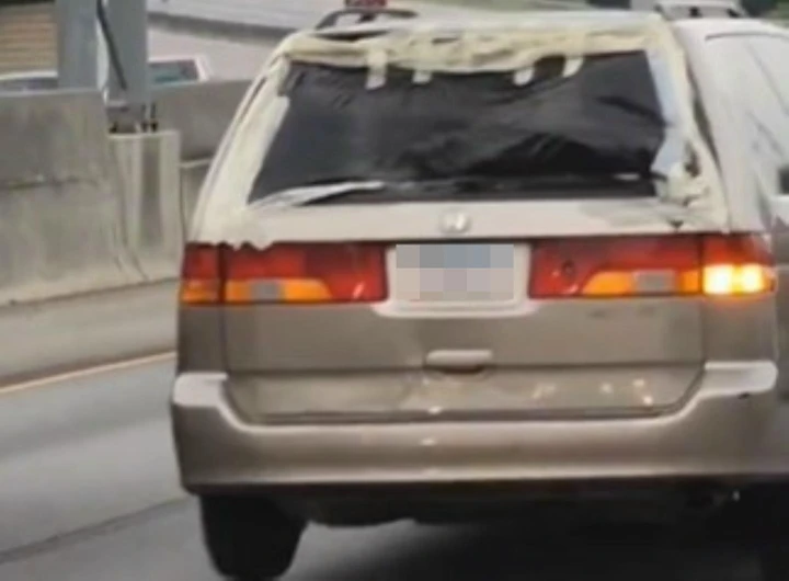 Vecchia auto viaggia con una ruota che trema pericolosamente [Video]