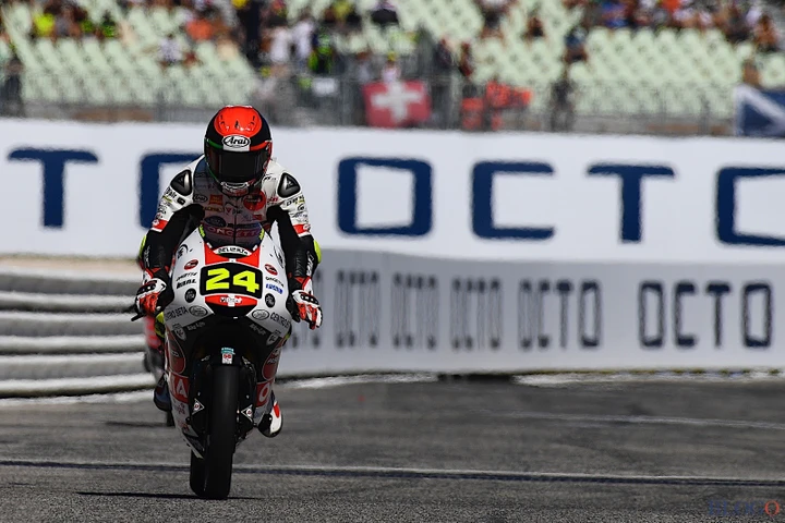 Moto3-crash, Suzuki “brucia” in volata McPhee e Arbolino. Dalla Porta penalizzato, Canet out.