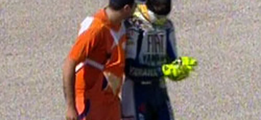Valentino Rossi: triplice frattura alla mano destra