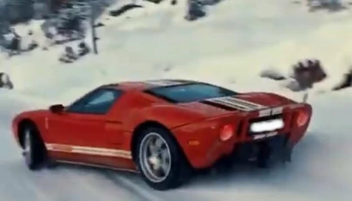 Ford GT danza con vigore sulla neve [Video]