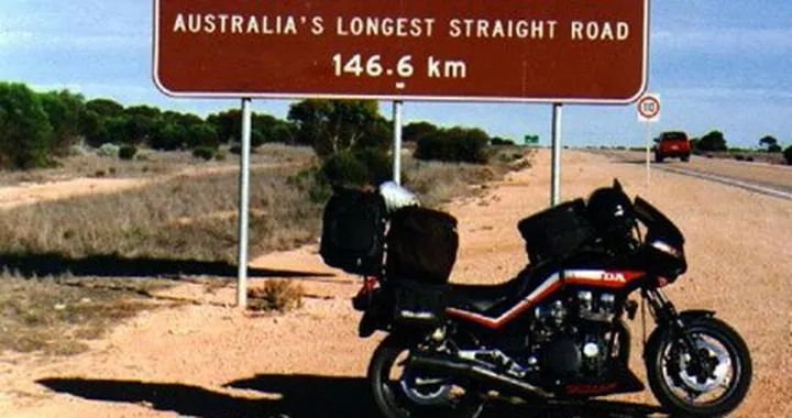 Foto del giorno: la strada più dritta d'Australia