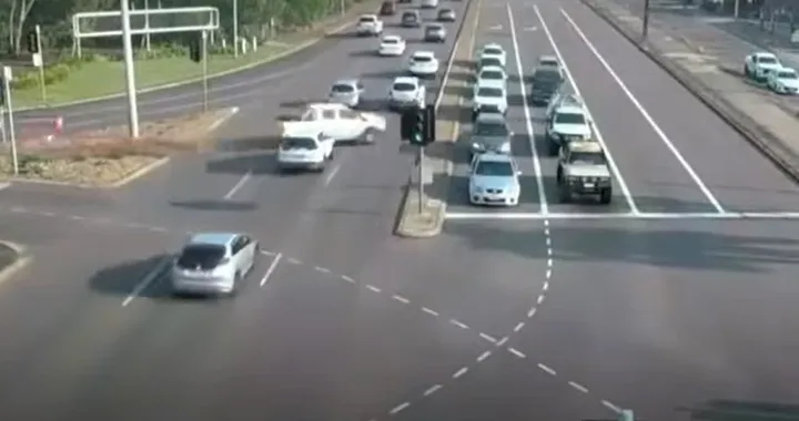 Auto fuori controllo attraversa 8 corsie e si schianta [Video]