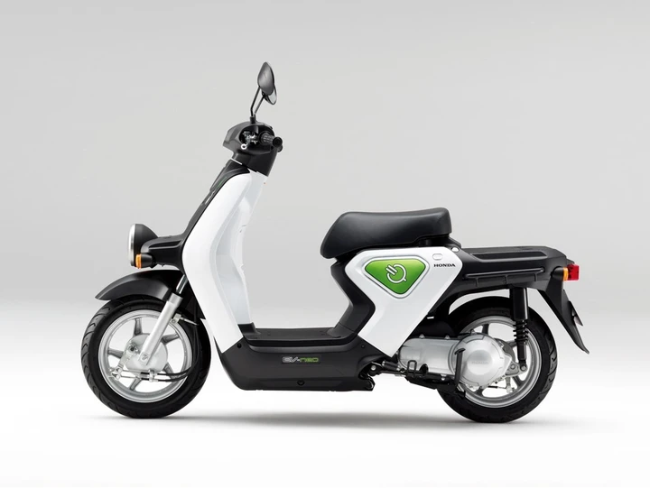 Honda punta sull'elettrico: scooter a batteria a nolo in Cina e Giappone