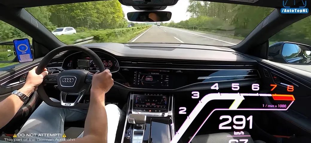 L'Audi RS Q8 vola a 300 km/h sull'autostrada tedesca [Video]