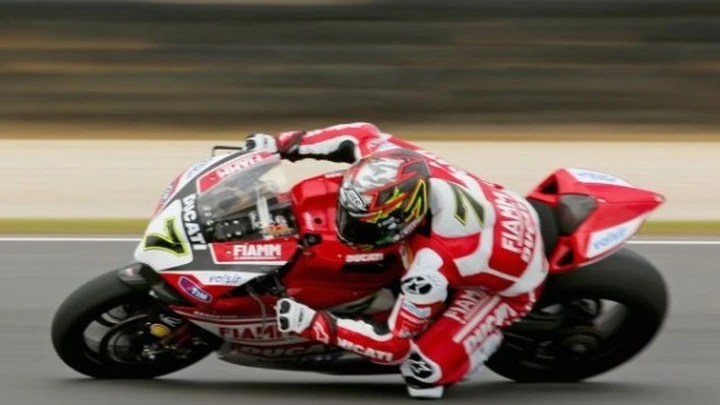 SBK Phillip Island: Guintoli si “scopre” con una Superpole da record.  Dominio di Aprilia e Ducati. Giugliano e Melandri in prima fila
