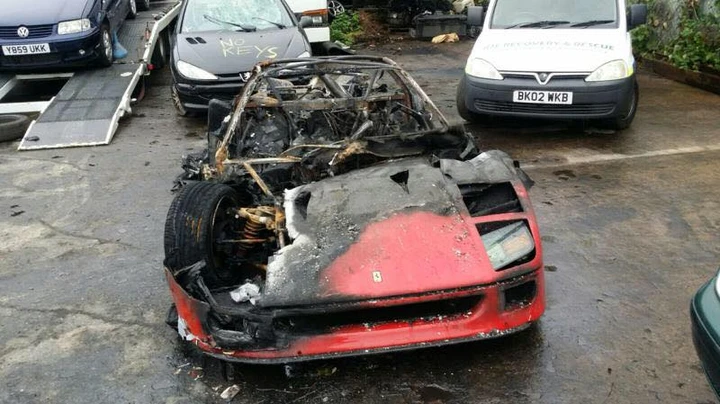 Ferrari F40 in fiamme dopo il restauro