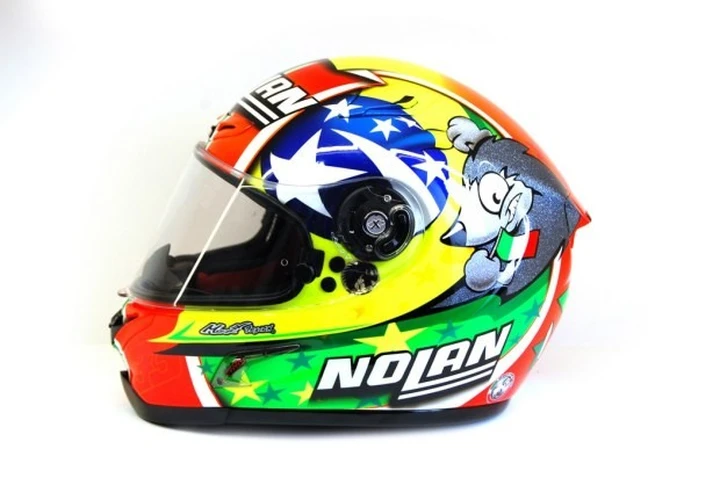 Marco Melandri omaggia i Mondiali di Calcio con un casco speciale