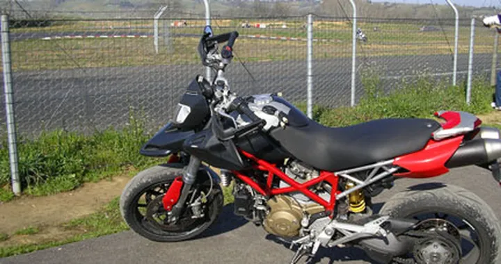 Un Hypermotard si aggira per le nostre strade