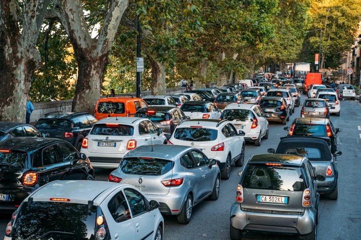L’UE cambia le regole sulle auto: dal 2028 scattano nuovi obblighi