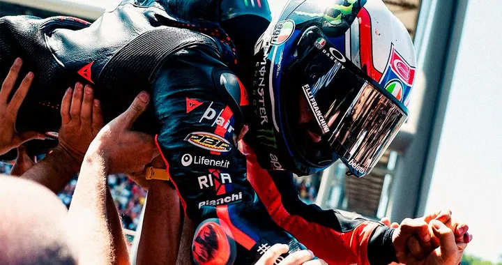 Bezzecchi conquista il Mugello e dedica il trionfo a Zanardi