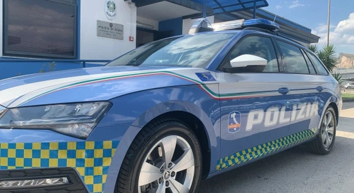 A tutta velocità in corsia d'emergenza senza patente: maxi multa