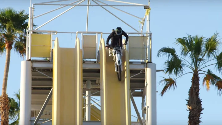 Video: numeri all'acquapark con l'elettrica da cross
