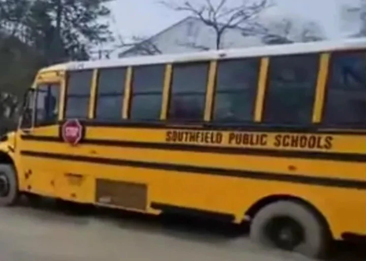 L'autista di uno scuolabus entra nel cemento fresco [Video]