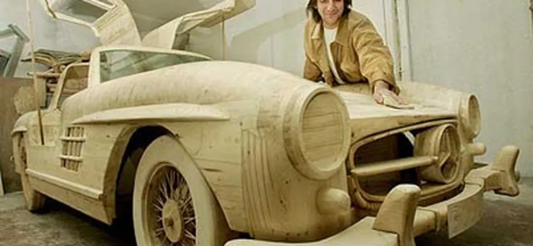 Vendesi Mercedes 300 SL in legno