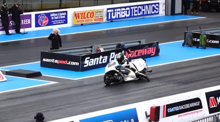 Moto a vapore record: 5,5 secondi sul quarto di miglio [VIDEO]