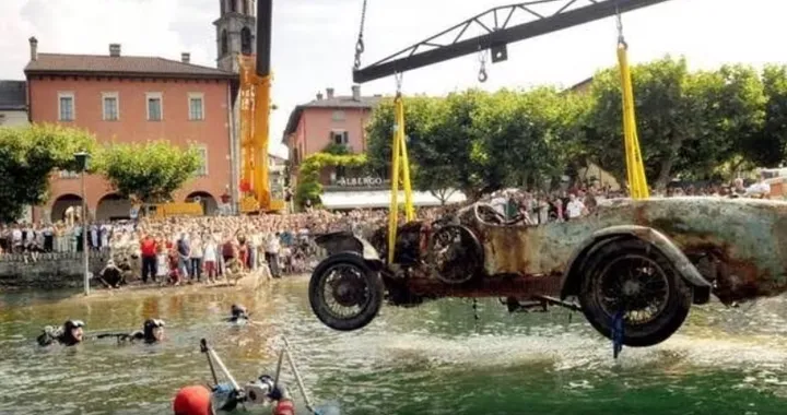 La Bugatti dimenticata nel Lago Maggiore, 70 anni sotto l’acqua