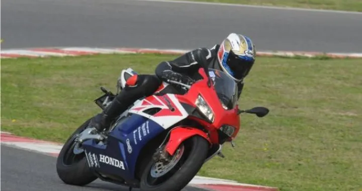 Scatto in Corsa: Honda CBR1000RR Fireblade all'ISAM di Anagni