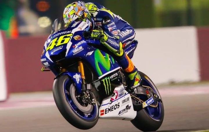 Valentino Rossi sfida Xavi a calcio: in campo anche Luca Marini