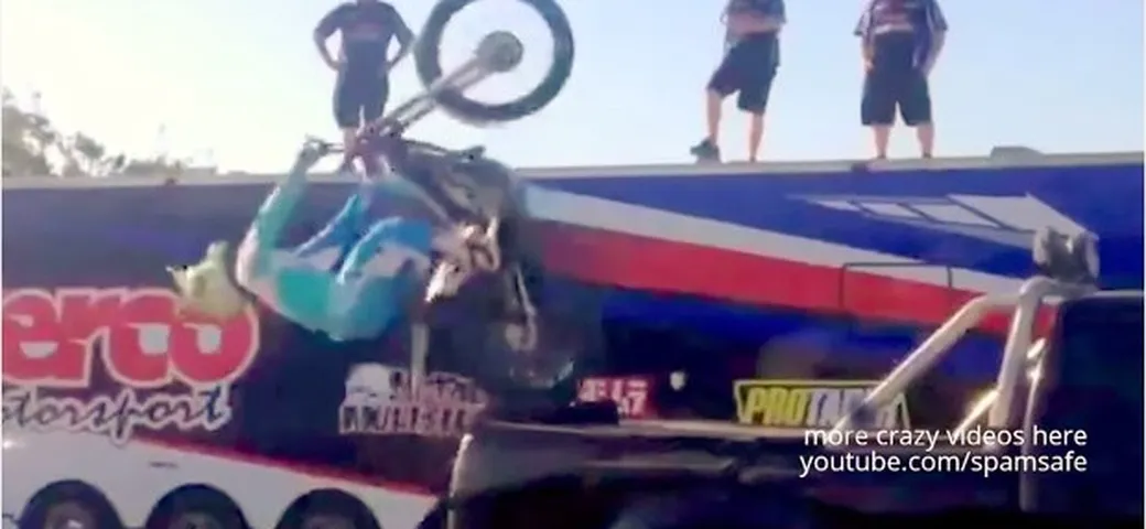 Un backflip per caricare la moto sul camion [Video]