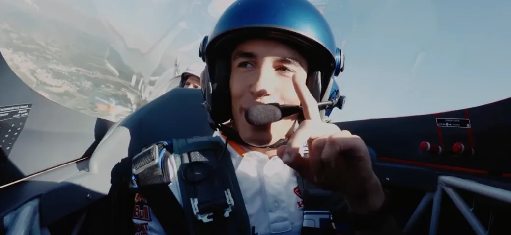 Marc Marquez, evoluzioni mozzafiato a bordo dell'aereo acrobatico [Video]