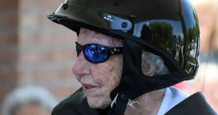 Una nonnina di 105 anni in Harley-Davidson