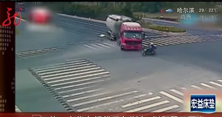 Spaventoso incidente all'incrocio fra uno scooter e un TIR [Video]