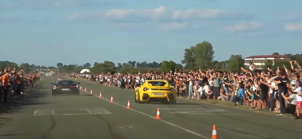 Ferrari F12tdf vs Rimac Nevera: la drag race impossibile [Video]