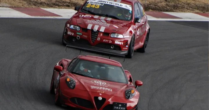 Come trasformare un'Alfa Romeo 4C in un'auto da corsa senza toccare il motore