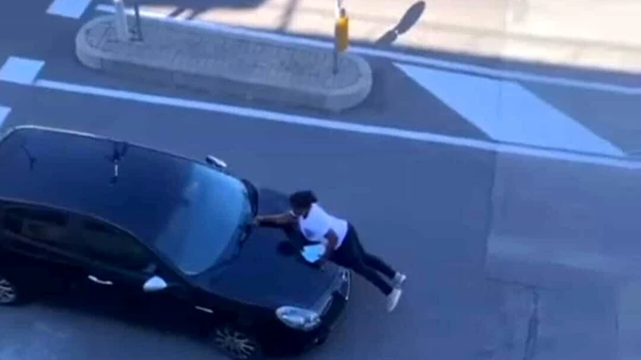 Lite per un tamponamento, donna si aggrappa al cofano dell’auto in corsa: il video choc a Padova