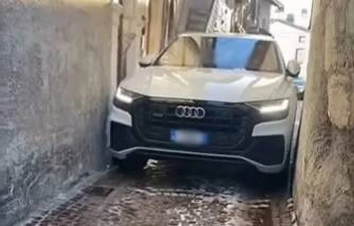 Audi Q8 costretta a manovre ardite in un vicolo stretto | Video