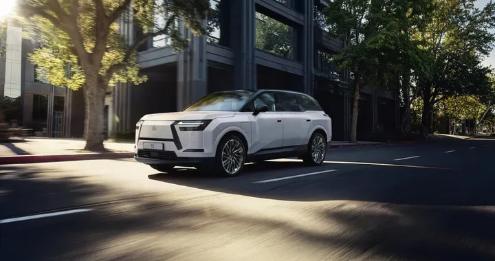 Lexus TZ, il nuovo maxi SUV da sei posti con tre file di sedute