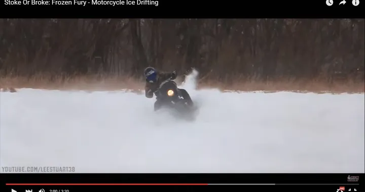 Drifting sul lago ghiacciato con l'Harley-Davidson [Video]