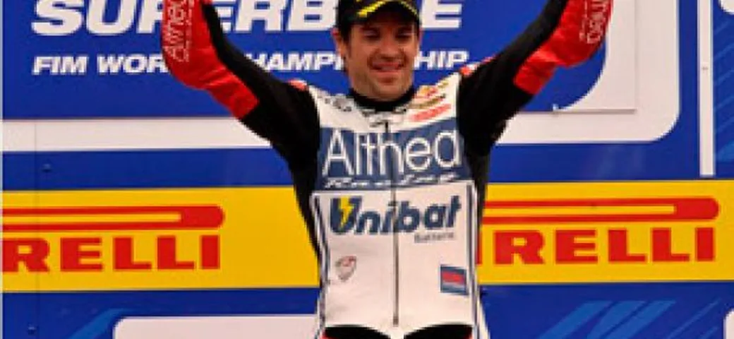 Assen regala la quarta vittoria stagionale a Checa (Ducati). Biaggi ok, ma senza zampata vincente. Caduta di Melandri