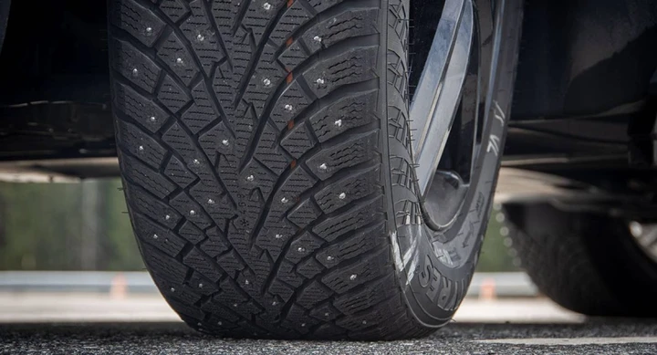 Gomme invernali, cambiano le regole: arrivano persino i chiodi che si ritraggono