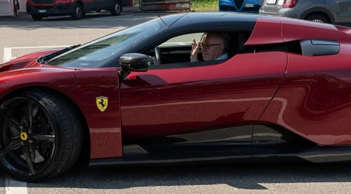Il figlio del Drake, a 80 anni, si mostra a bordo della Ferrari più esclusiva