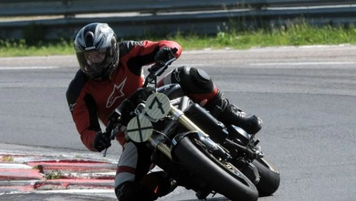 Scatto in Corsa: Triumph Street Triple a Magione