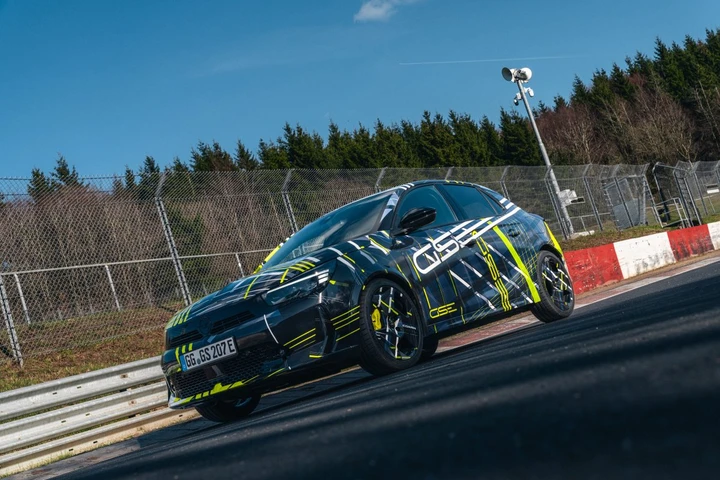 Opel svela la nuova Corsa GSE in versione camuffata: richiami anni '80