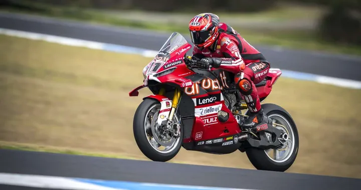 Bulega rafforza la vetta: Ducati in fuga a Portimão