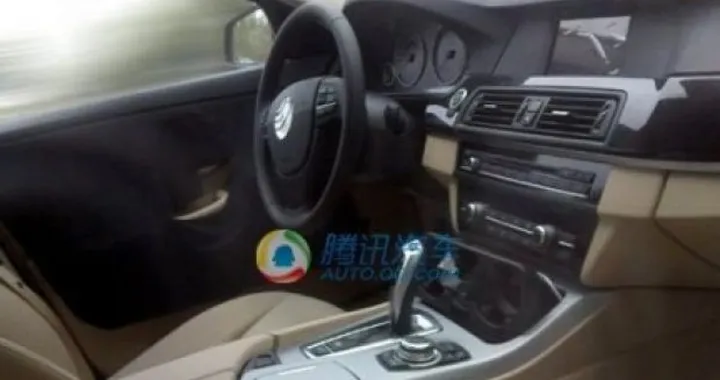 Bmw Serie 5 F10: foto spia degli interni