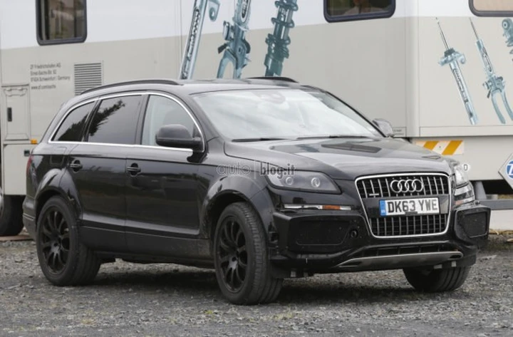 Bentley Suv: foto spia mascherata da Audi Q7